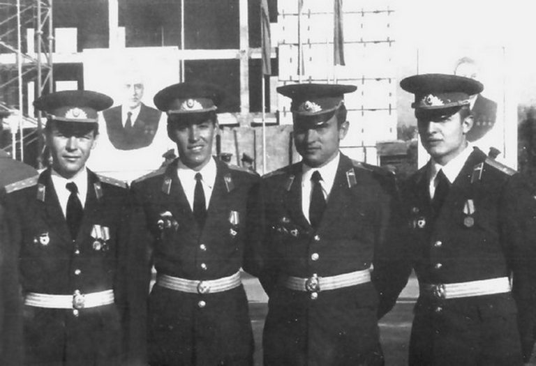 суворовец Александр Ружин - замполит роты, лейтенант, комбат Королёв... перед отправкой за речку в афганистан суворовец Александр Ружин - замполит роты, лейтенант, комбат Королёв... перед отправкой за речку в афганистан